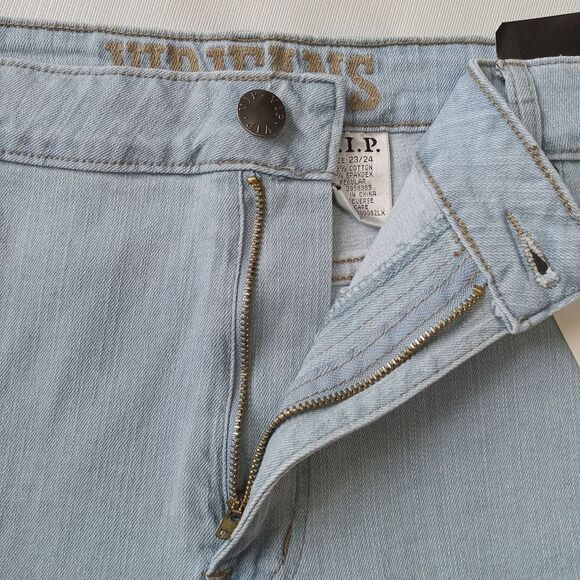VIP Jeans Light Wash Sculpting Stretch Raw Edge Hem Denim Shorts Women's 23/24 - Picture 8 of 12